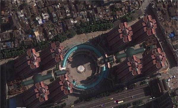 ����㳡�˸��ײ�����������˭ ������ʲô����?