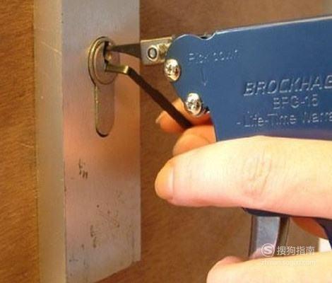 怎么用铁丝开锁教程 怎么用铁丝开锁图解