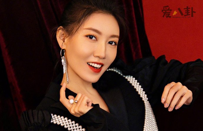 演员靳东和高露的关系 像真的亲兄妹一样