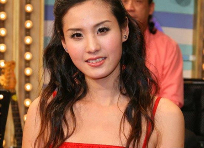 王婉霏真空上阵走光 车展事件图片自爆穿的黑色