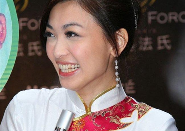 王婉霏真空上阵走光 车展事件图片自爆穿的黑色