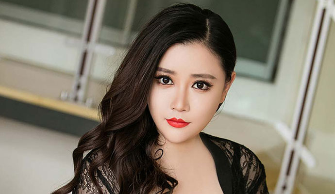 �����Ƹ���������ʥ����Ƭ �ܶ�լ�����е�Ů��