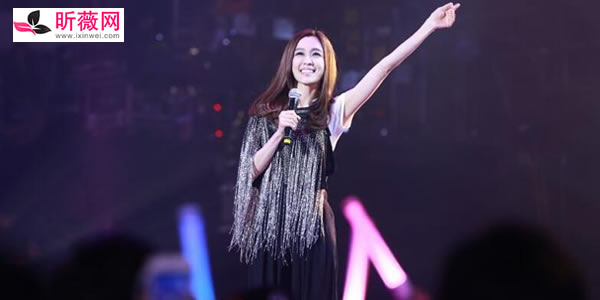 公司年会适合女生唱的歌 这些歌曲确实好听