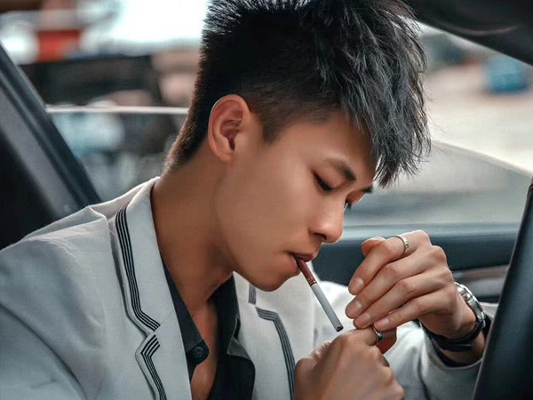 许升华的个人简历 靠自己的才华而走红