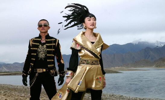 弯弯的河水从天上来是什么歌 是《最炫民族风》中的一句歌词
