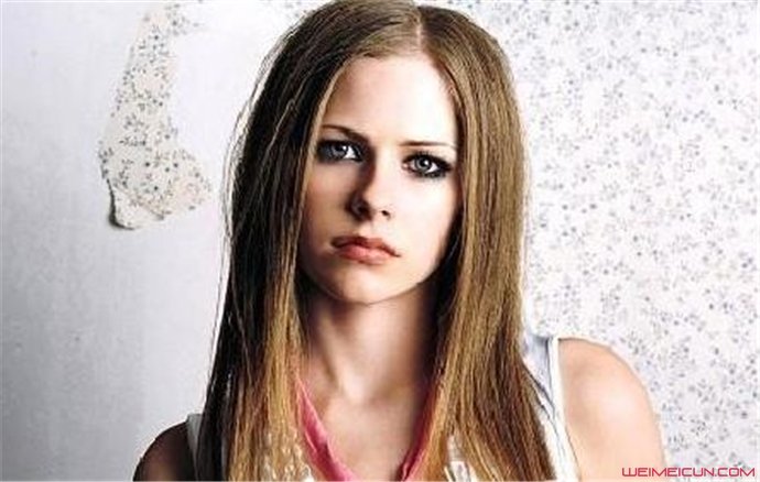 艾薇儿素颜什么样子 整个脸蛋似乎都塌了