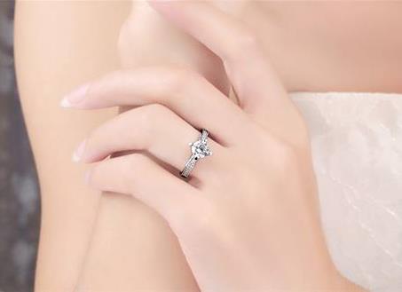 食指戴戒指什么意思女 女生戒指戴法的含义