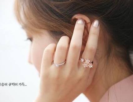 食指戴戒指什么意思女 女生戒指戴法的含义