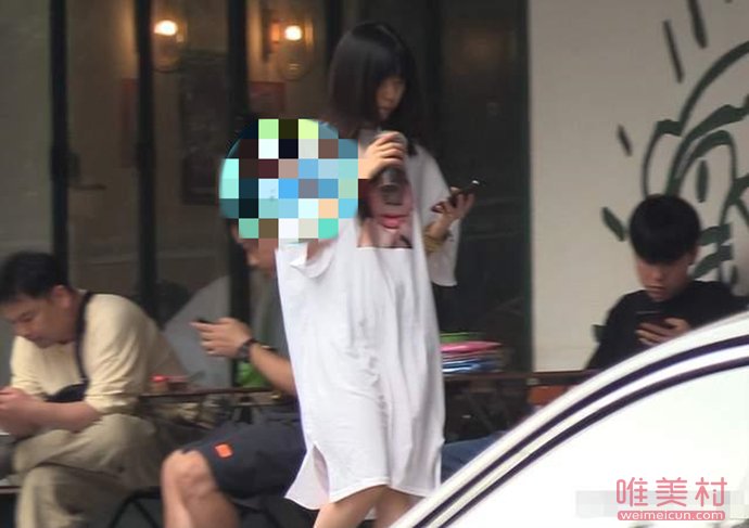 白举纲妻子怀孕了 被拍到小腹隆起孕味十足