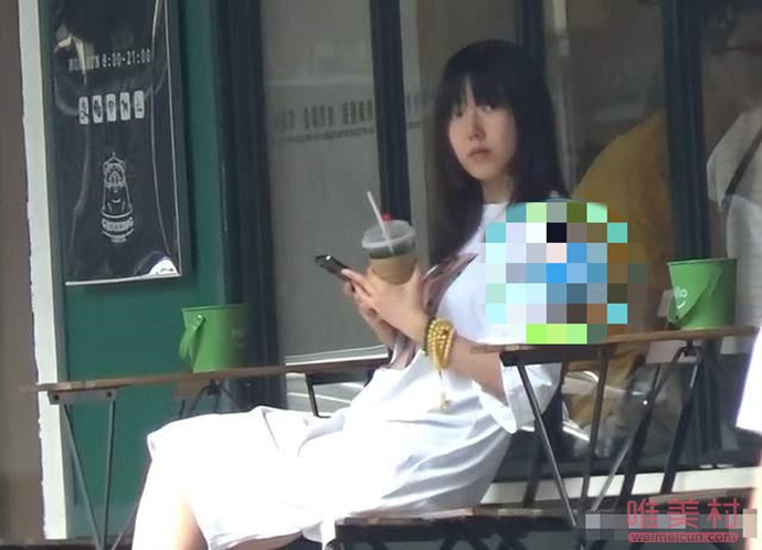 白举纲妻子怀孕了 被拍到小腹隆起孕味十足
