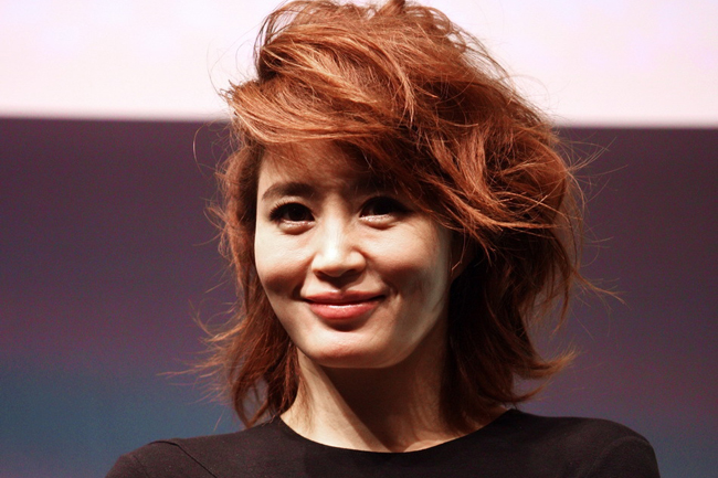 女演员金惠秀因为在《老千》里大尺度开放的表演,为她赢得了韩国第27