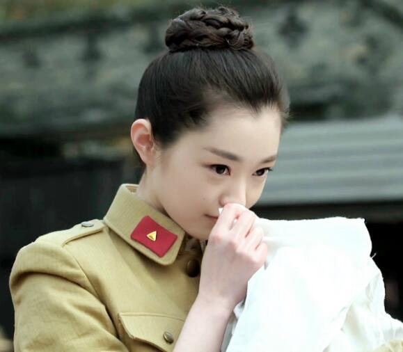 于曼丽原名叫锦瑟,只不过她的身世非常的凄惨,在十四岁的时候就被养父