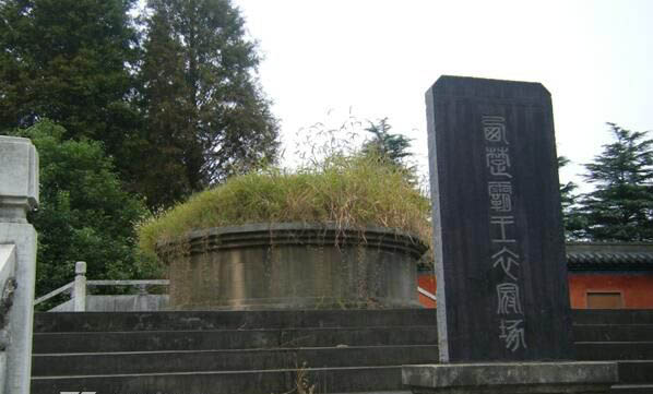 ������������˭��Ĺ �����İ���ڣ������