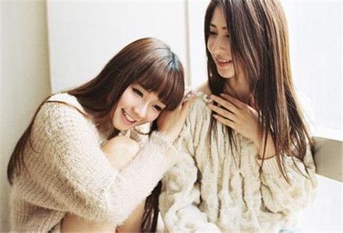 闺蜜和死党哪个关系更好 哪个更亲密一些