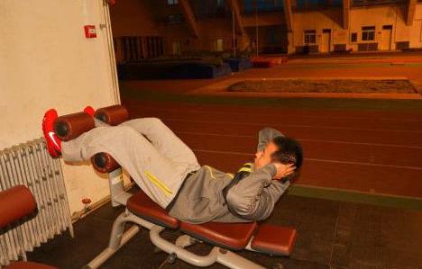 仰卧起坐的正确做法图解 锻炼腰部和腹部肌肉