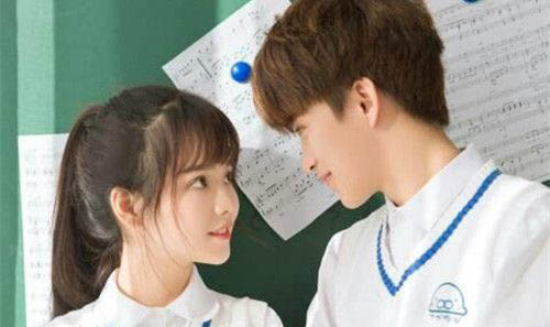 高圆圆走光照 春光乍泄显形尴尬不已