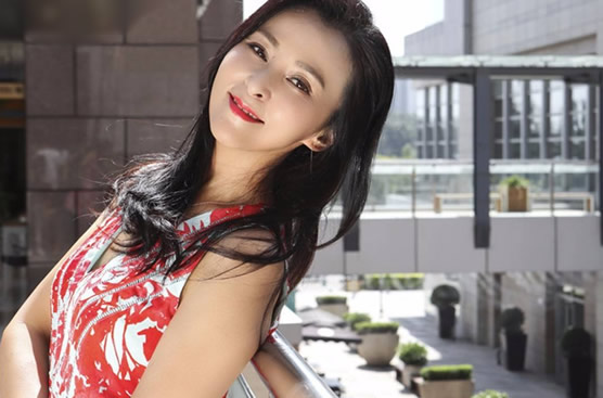 黄志忠前妻何音的资料 内地第一代“瑶女郎”
