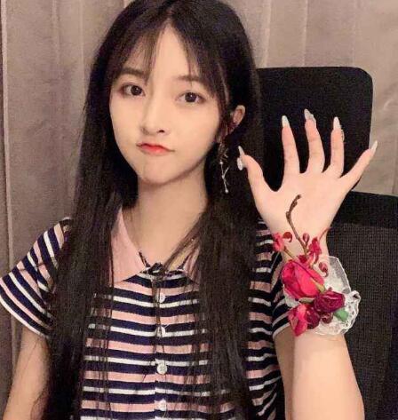 �λ�С��Ů�������ϼ�� �λ�С��Ů��ô��������