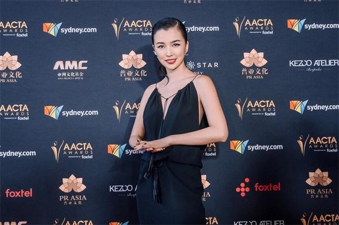 姚星彤和成龙是什么关系 被成龙潜规则怎么回事