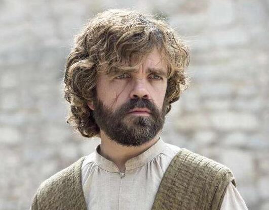 雪伊借由提利昂认识了泰温公爵,兰尼斯特家族的掌权者,真正的国舅爷