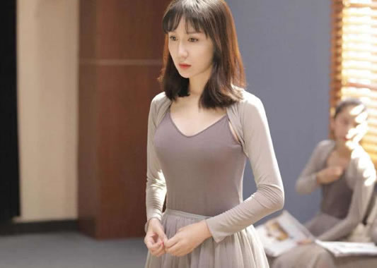 爱情公寓3大胸女娄艺潇身胸多大罩杯 身材好又有料