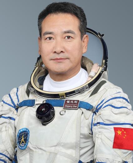 神舟十三号三名航天员简历