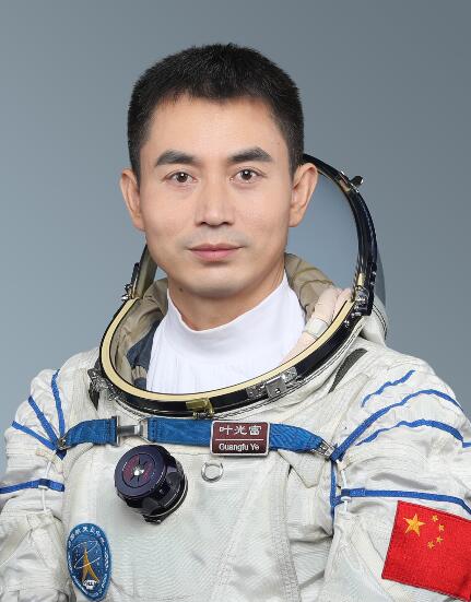 神舟十三号三名航天员简历
