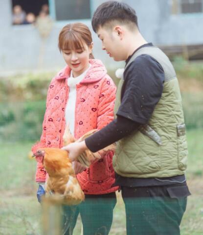 ���γ��Ͷź��βμӹ������� ��Ŀ�С�Ů���ǵ�������