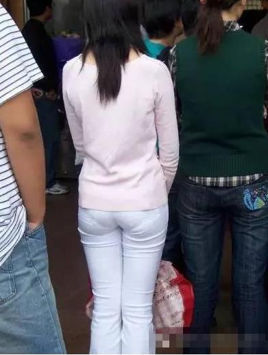 穿白色紧身裤的美女尴尬图 这样穿真的太俗了