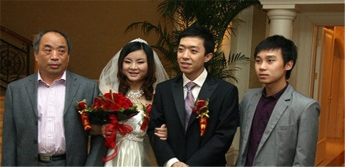 李菁老婆郭一薇资料照片 一家三口的日子过得很幸福