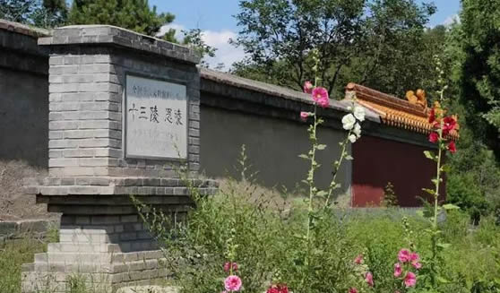 ����ʮ������˭��Ĺ�� �ĸ�������Ĺ��Ⱥ?