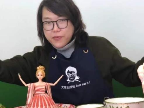 ��θ�����еĻ���Ů�� ����黹��һ������