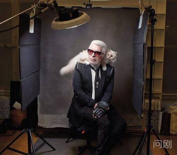 其实,jacques de bascher离世之后,老佛爷更加专注事业.