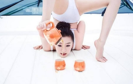 ������Ů����һ����չʾ ��ֱ̫ţ����