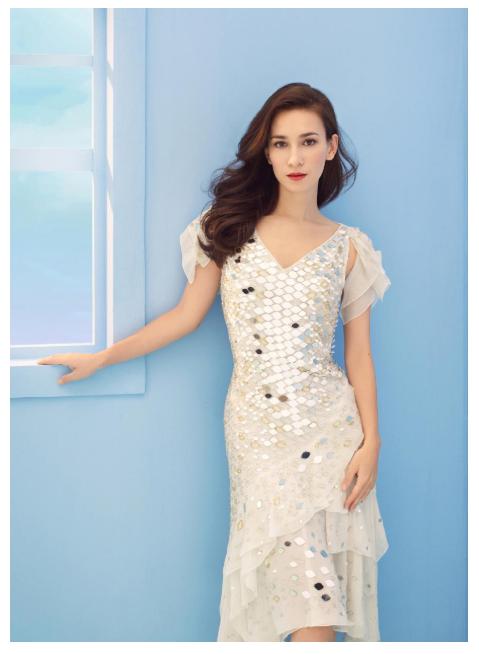 卢靖姗是几国混血 她爸爸妈妈照片资料来了