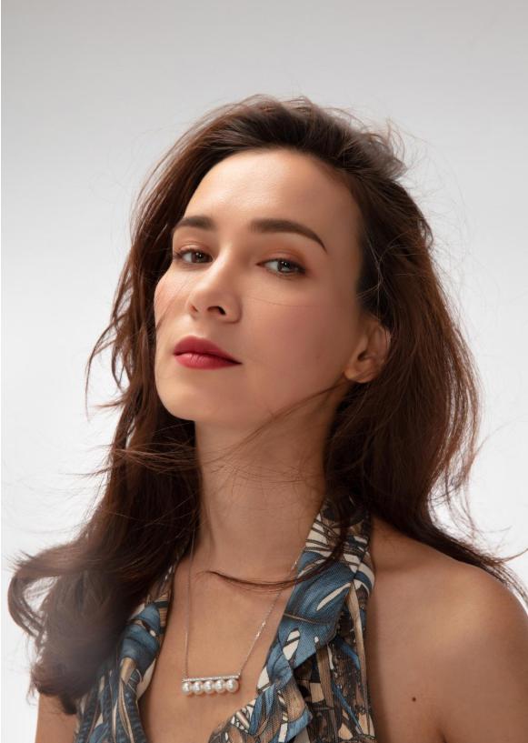 卢靖姗是几国混血 她爸爸妈妈照片资料来了