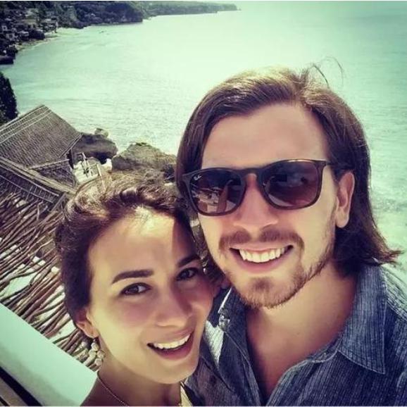 卢靖姗是几国混血 她爸爸妈妈照片资料来了