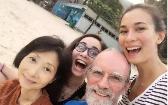 卢靖姗是几国混血 她爸爸妈妈照片资料来了