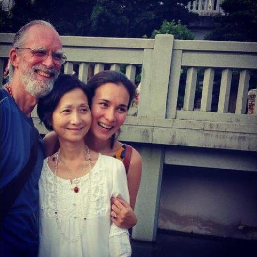 卢靖姗是几国混血 她爸爸妈妈照片资料来了