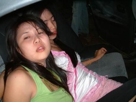 ҹ��Ů�˺������³���ͼ Ů�˺����ڵ����ﱻ�����Ͻ�����˯��