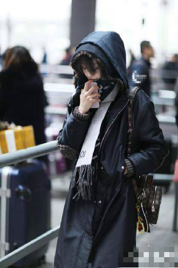 都在看郑爽机场素颜 但大家都忽略了照片爆出的小细节