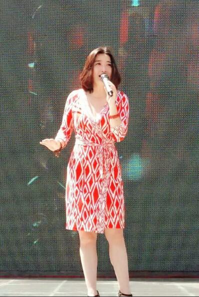 歌手云菲菲真人照片啥样 她是网络歌手吗