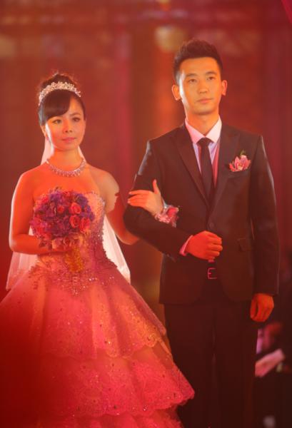 王二妮一年收入多少钱 王二妮与老公李飞离婚了是真的吗