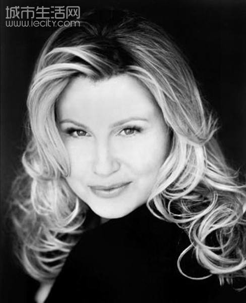 詹妮佛库里奇为什么胸大 年轻时候的身材照片