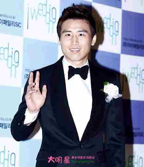 具滋哲现在的妻子照片 具滋哲赛场踢人事件如何解释