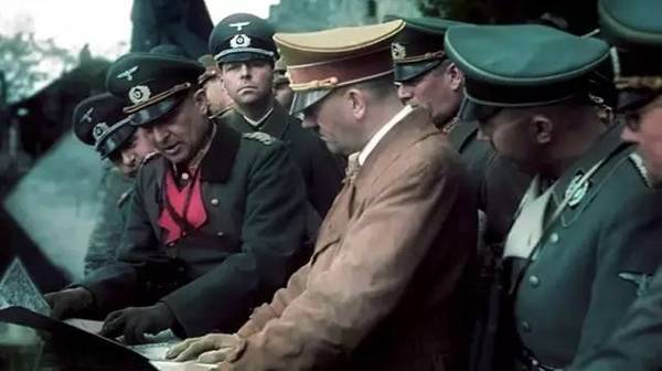 希特勒绘画现在卖多少钱 二战德国纳粹希特勒彩照组图