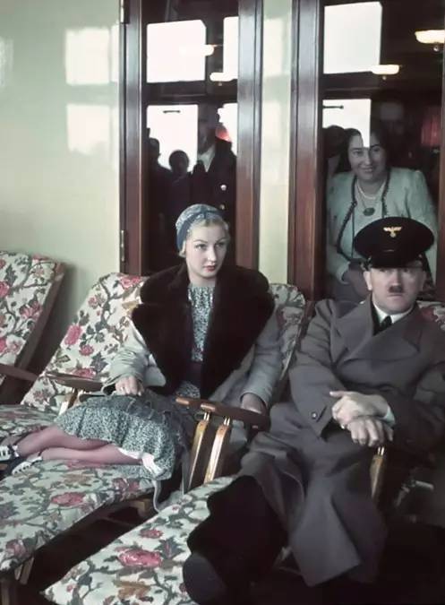 希特勒绘画现在卖多少钱 二战德国纳粹希特勒彩照组图