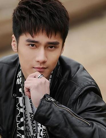 蒋劲夫张一山1992年出生,8岁开拍广告片,在《小兵张嘎》中扮演佟乐给