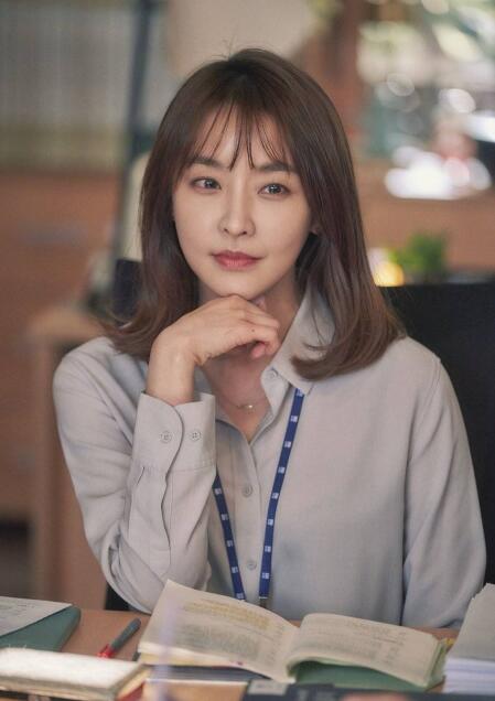 海岩的《五星大饭店》中出演金志爱一角而在中国国内得到了极高的人气