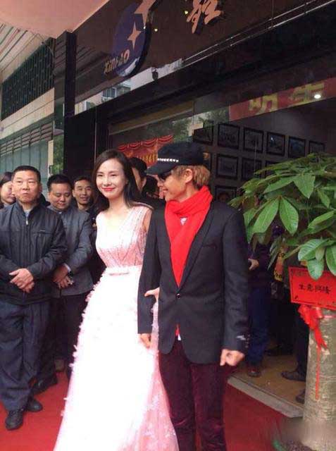 ��¶¶���ں�˭������� ��¶¶�Ǹ�ʲô������